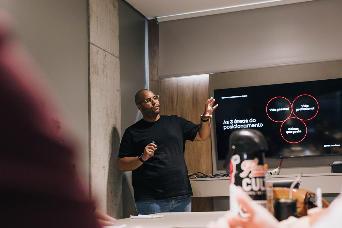Fred Candiota apresentando sobre posicionamento