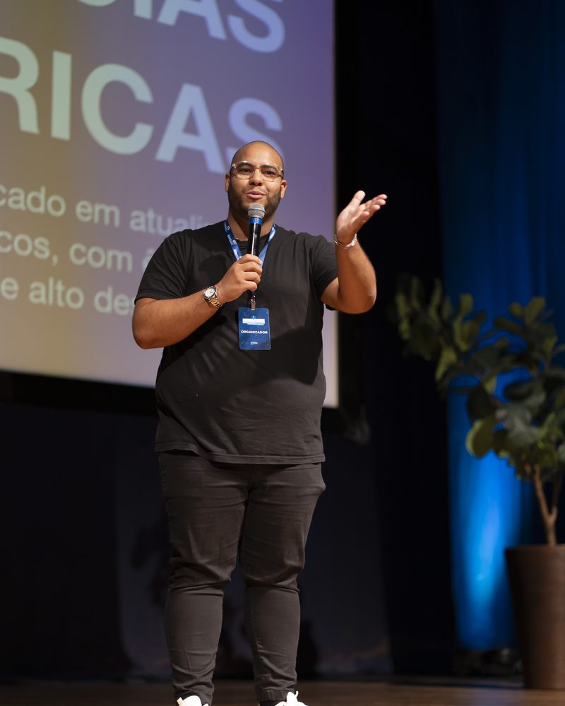 Fred Candiota palestrando em fórum