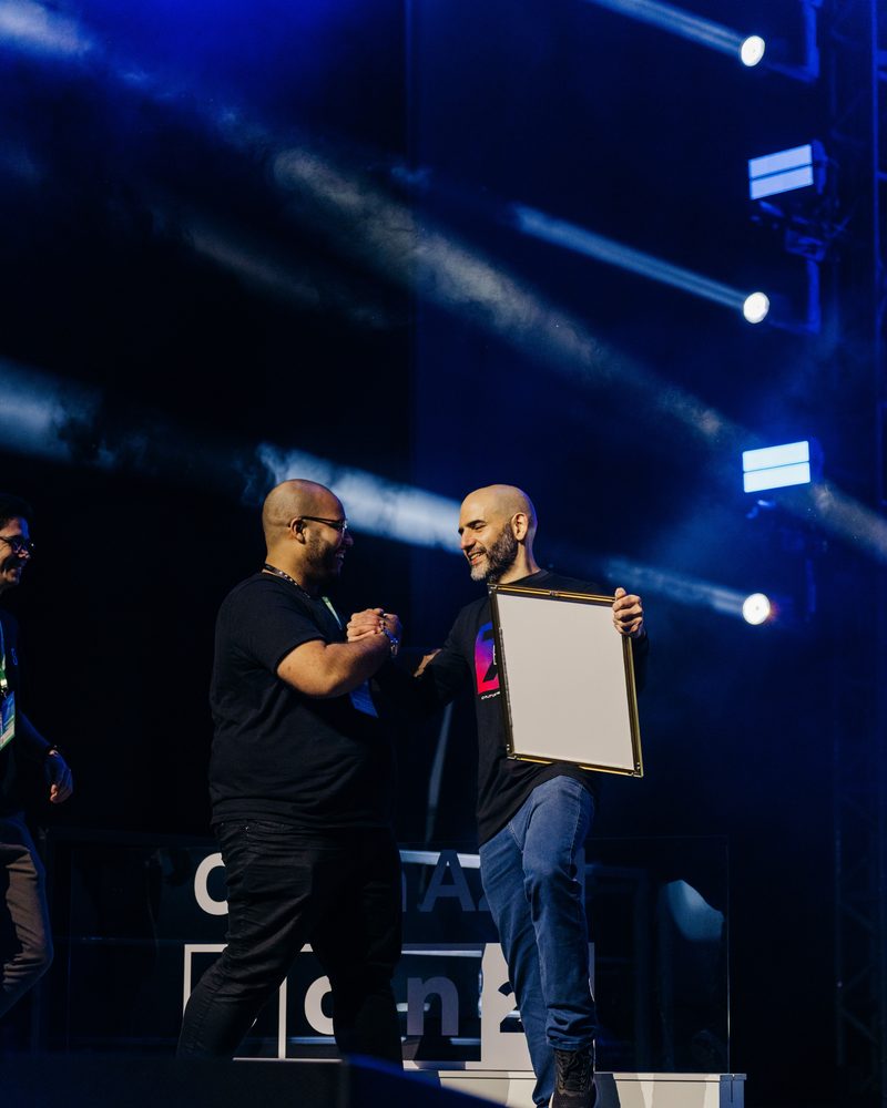 Fred Candiota no palco recebendo reconhecimento