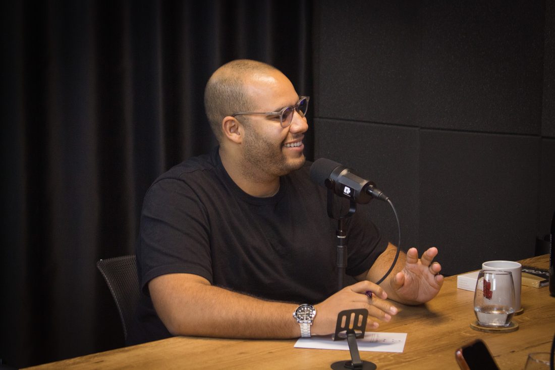 Fred Candiota gravando o Fred Show Podcast