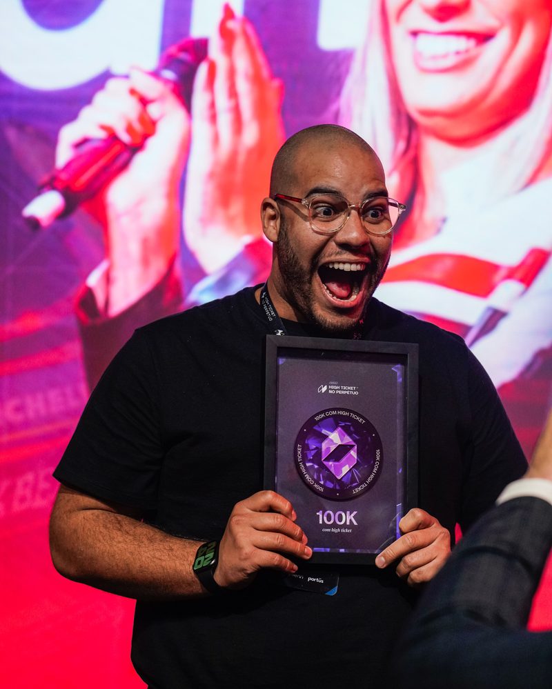 Fred Candiota recebendo o prêmio de 100K com High Ticket